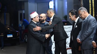 الداعية مظهر شاهين من أوائل الحضور في عزاء والدة الكاتب الصحفي محمود المملوك 