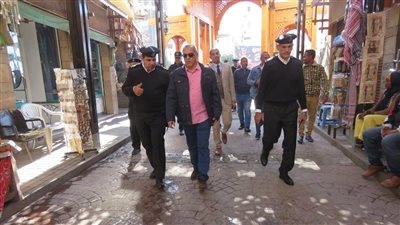 مترجلا على الأقدام.. جولة لمدير الأمن لتفقد الانضباط بالشارع الأقصري