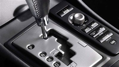 4 علامات تشير إلى تلف ناقل الحركة في سيارتك