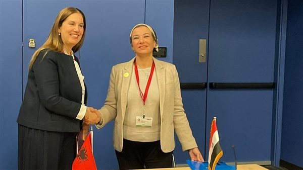 وزيرة البيئة توقع