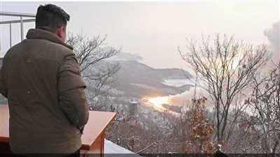 كوريا الشمالية تطلق صاروخا بالستيًا جديدًا بمحرك يعمل بالوقود الصلب