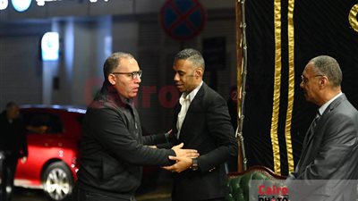 مصطفى بكري وخالد صلاح ومحمود فوزي يقدمون واجب العزاء في والدة الكاتب الصحفي محمود المملوك