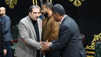 الداعية عمرو خالد يقدم واجب العزاء في والدة الكاتب الصحفي محمود المملوك