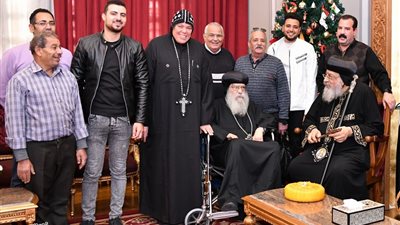 الأنبا باخوميوس يعود إلى مصر بعد رحلة علاجيه في لندن.. والبابا تواضروس يستقلبه بالمقر البابوي بالقاهرة