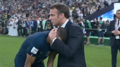 الرئيس الفرنسي يواسي كيليان مبابي بعد خسارة كأس العالم 2022│ فيديو