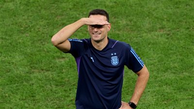 سكالوني يدخل تاريخ الأرجنتين بعد التتويج بكأس العالم 