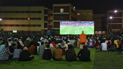 وسط أجواء حماسية.. طلاب جامعة عين شمس يشاهدون المباراة النهائية لبطولة كأس العالم 