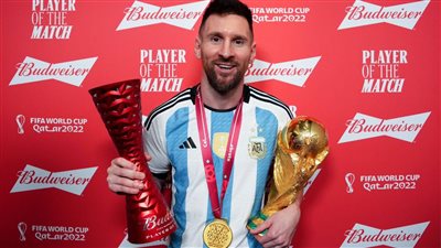 يحتضن الذهب.. ميسي رجل مباراة الأرجنتين وفرنسا في نهائي كأس العالم 2022