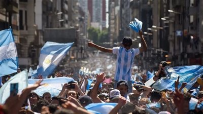 الملايين في الأرجنتين يحتفلون بالفوز بكأس العالم للمرة الثالثة │ صور وفيديو