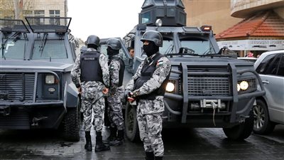 إصابة أفراد من الشرطة الأردنية بعد اشتباك مع محتجين أحرقوا ممتلكات قرب سفارة إسرائيل