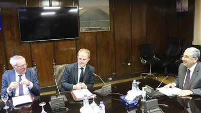 سفير بريطانيا لوزير الكهرباء: نطمح لزيادة التعاون مع مصر في الطاقة المتجددة