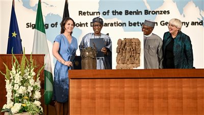 وزيرة خارجية ألمانيا تعيد قطعًا أثرية لنيجيريا: هذه الخطوة تظهر أننا جادون في التعامل مع تاريخنا الاستعماري