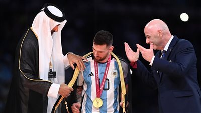 ليس صدفة.. تعرف على سر موافقة ميسي على ارتداء البشت أثناء التتويج بكأس العالم