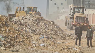 محافظ القاهرة يوجه برفع تراكمات مخلفات البناء بالطريق الدائري بمنطقة المعادي