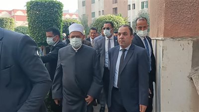 شيخ الأزهر يفاجئ مدينة البعوث الإسلامية لمتابعة سير العمل والتأكد من جودة الخدمة المقدمة للطلاب الوافدين