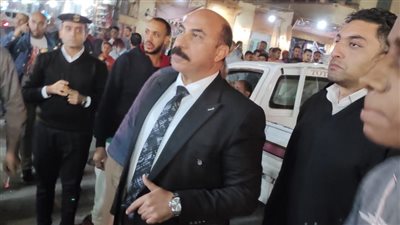 جولة مفاجئة.. محافظ أسوان يستدعى مسئولين ويوجه برفع الإشغالات من الشوارع