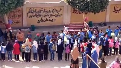 طلاب مدرسة ابتدائية بقنا ينظمون ممرًا شرفيا لزملائهم بعد فوزهم بمسابقة أوائل الطلبة | فيديو