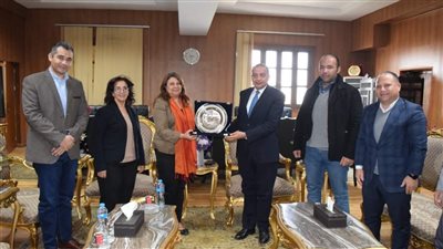 رئيس جامعة بني سويف يستقبل وفد الجامعة الأمريكية لمتابعة خطة الاستدامة لمركز التطوير المهني