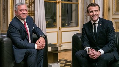 العاهل الأردني يلتقي الرئيس الفرنسي بالتزامن مع بدء أعمال قمة بغداد 2