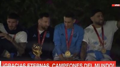 نجاة ليونيل ميسي ولاعبي الأرجنتين من الموت | فيديو