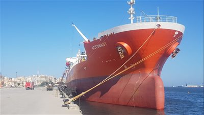 رصيف عباس يستقبل ثالث سفن الصب السائل | صور 