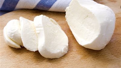 طريقة عمل الجبنة الموزاريلا في الخلاط.. لا توضع على النار 