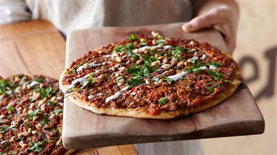 طريقة عمل البيتزا هبة أبو الخير.. العجن سر نجاح البيتزا 