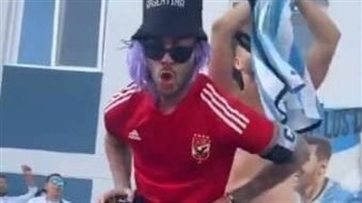 سر ارتداء مشجع أرجنتيني قميص الأهلي أثناء الاحتفال في بوينس آيرس