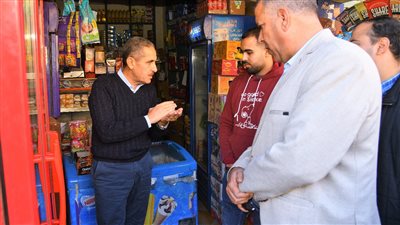 محافظ الغربية يتفقد محال بيع السلع الغذائية بكفر الزيات وطنطا