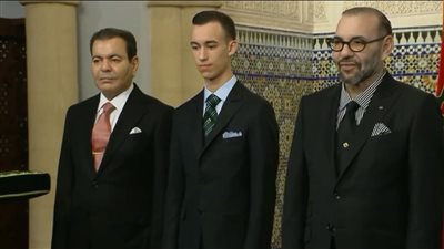 بالأوسمة الملكية.. عاهل المغرب يحتفل ببعثة المنتخب بعد عودتهم من قطر | صور 