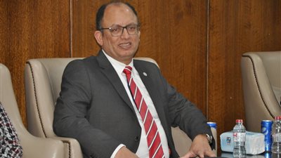 رئيس جامعة حلوان يجتمع بلجنة الوافدين لضمان توفير بيئة تعليمية متميزة للطلاب