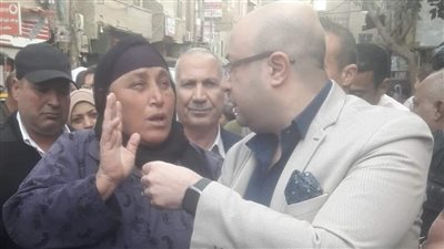 محافظ بني سويف يستجيب لسيدة مسنة ويوجه بمساعدتها في شراء احتياجاتها