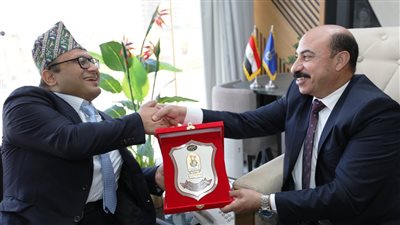 محافظ أسوان يستعرض مع سفير دولة نيبال الفرص الاستثمارية