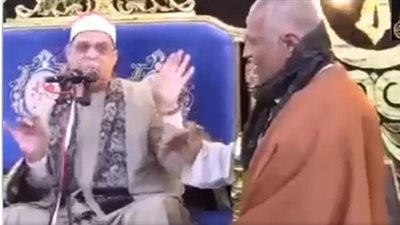 الإذاعة تقرر وقف القارئ محمد حامد السلكاوي لمدة عام بعد رقصه أثناء تلاوة القرآن | خاص 