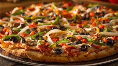 طريقة عمل البيتزا باللحمة المفرومة زى المحلات.. لذيذة وشهية 