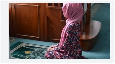 الإفتاء تحسم الجدل حول حكم صلاة المرأة بالبيجامة 