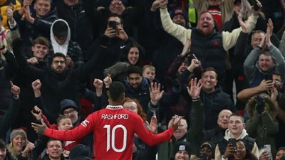 مانشستر يونايتد يفوز على بيرنلي بثنائية في كأس الرابطة 