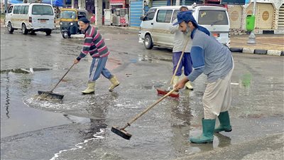 أمطار غزيرة تضرب عدة مناطق بكفر الشيخ.. والمحافظة تعلن الطوارئ | صور