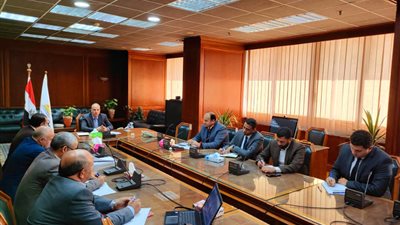 وزير الري يوجه بأهمية وضع جدول زمني للتحول للري الحديث بمزارع قصب السكر وبساتين الفاكهة