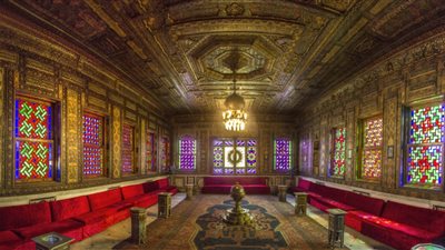 متحف قصر المنيل يعرض ساعة مستديرة داخل تلبيسة كبيرة من البرونز 