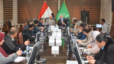 محافظ القليوبية يجتمع بالمنظومة الصحية لمناقشة تحسين الخدمات المقدمة للمواطنين