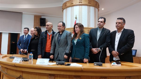 صورة جماعية على هامش