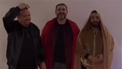 أكرم حسني يروج لأغنية جديدة مع حميد الشاعري وهشام عباس