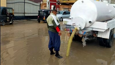 بعد هطول أمطار غزيرة.. رفع المياه بمدن وقرى 5 مراكز بمحافظة كفر الشيخ │ صور