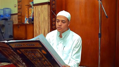 تقليد خاطئ لتلاوة خاطئة.. قراء يهاجمون رمضان الطوخي بعد حلقته مع شريف عامر