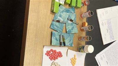 جمارك مطار القاهرة تضبط راكبا بحوزته أقراص وزيوت وشوكلاتة مخدرة 