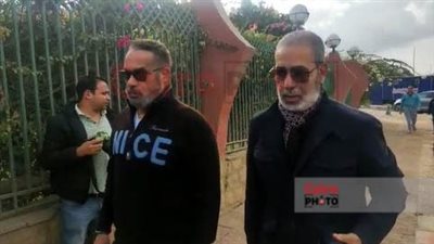 مدحت وجمال العدل وأشرف زكي ورامي عياش أول الحاضرين في جنازة والد جومانا مراد بمسجد الشرطة | صور