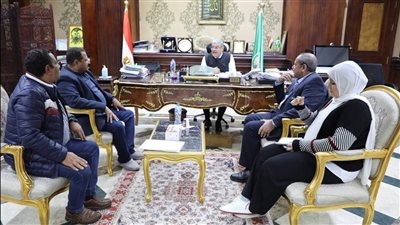 محافظ المنيا يبحث مع ممثلي التجار الموقف التنفيذي لمنظومة ضبط الأسعار وتوفير السلع الغذائية