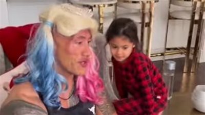 دوين جونسون يظهر بـ لوك غريب.. ميك أب وباروكة شعر