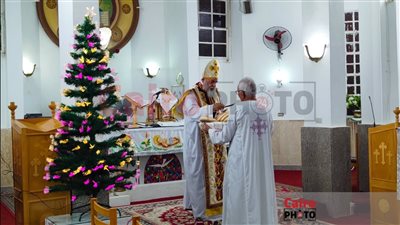 ترانيم وشجرة الكريسماس.. بدء قداس صلاة عيد الميلاد المجيد داخل الكنائس بالمحافظات | بث مباشر